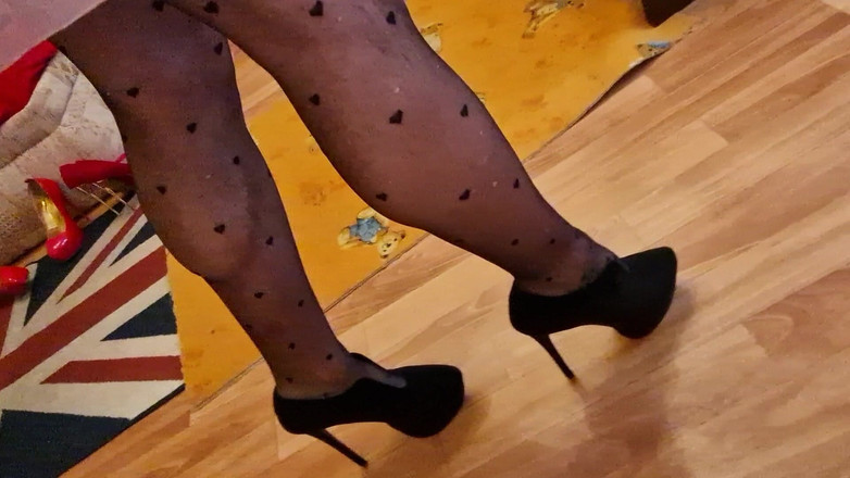 Milosbroz: Sexy trio con i tacchi alti, che camminano di nascosto...