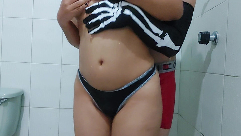 Josyandhot: Latina duschslipning med kläder på - verklig insättning retas