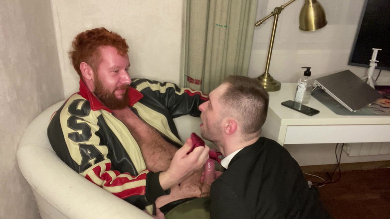 KinkySirius: Kinkysirius v obleku cvičí naplno s tlamou a zadkem medvěda...