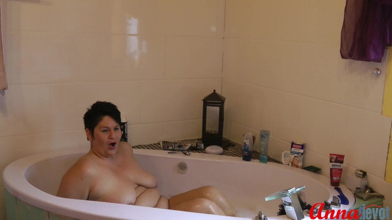 Anna Devot: Küvette Mastürbasyon!