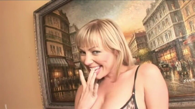 Black Market: Wytatuowana milf ubrana w pończochy podczas seksu w dupę