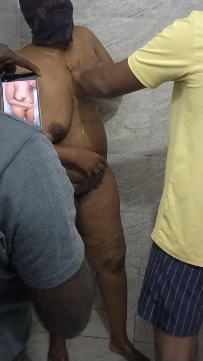 Tamil lesbian: Limpieza de coño después de afeitado y rebotando tetas calientes