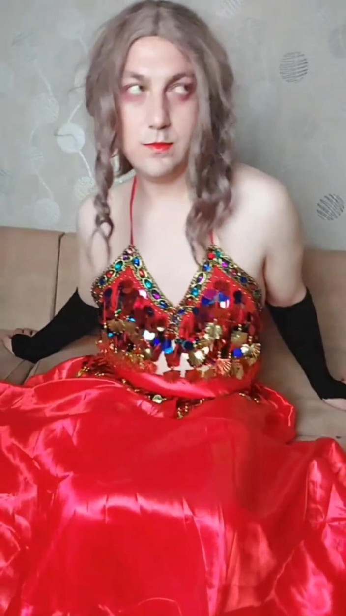 Kitty_Cross: Břišní tanečnice Femboy v červených svůdných šatech