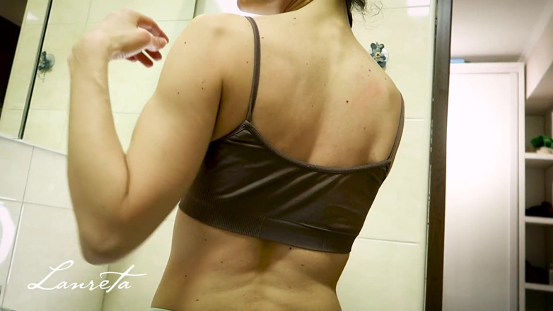 Lanreta: โชว์กล้ามเนื้อหน้ากระจกห้องน้ำให้แฟนดู