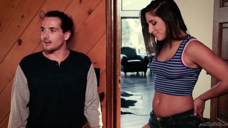 Pretty Dirty: Abella Danger yeni üvey erkek kardeşi ve üniversiteli arkadaşıyla 3'lü seks yapıyor