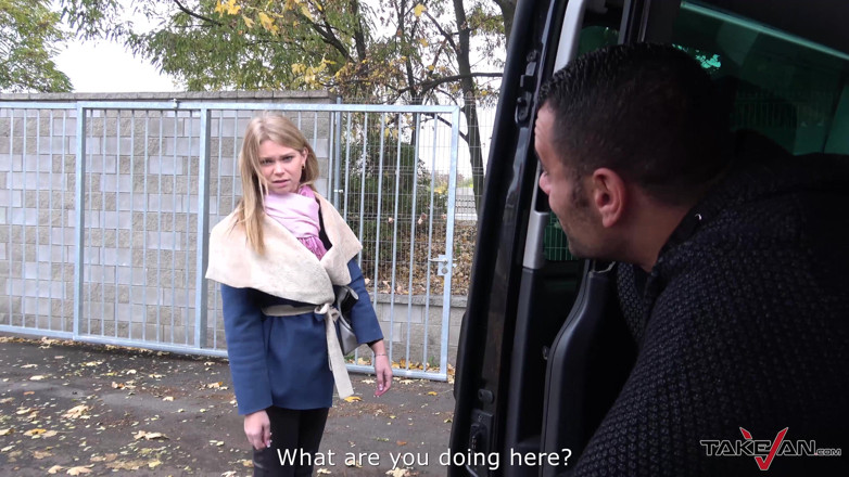 Take Van: Un inconnu offre un tour à une jolie blonde perdue et...