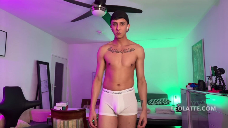 Leo_latte: Leo Latte casi 2 horas en vivo - provocación, desnudándose y show...