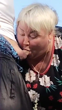 Свекровь держит мой хуй, пока я писаю, а затем сосет его на публике