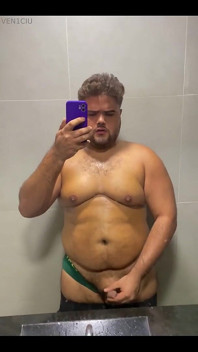 Di kamar mandi gym
