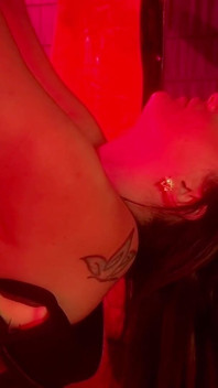 Futai tare pe un leagăn BDSM în latex