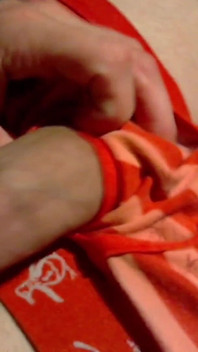 Kamera üzerinde yarakla oynuyor