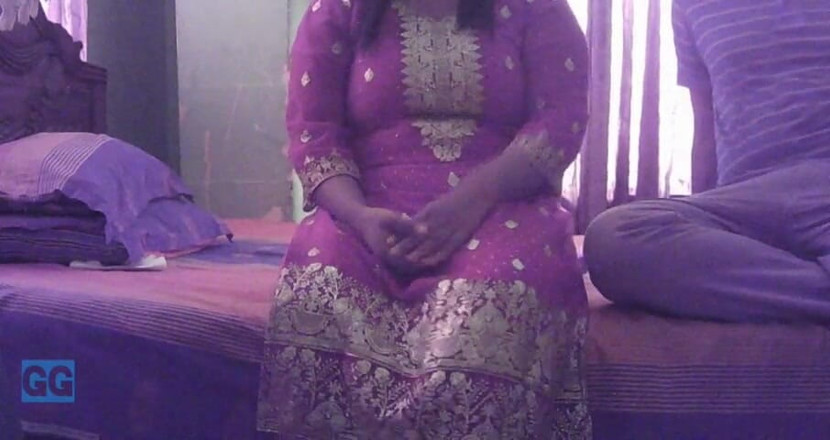 Girlgroup: Tetona india milf ayuda a su padrastro a ponerse duro...