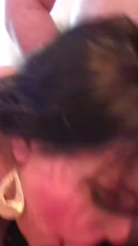 Seksowna nastolatka Alexa Andreas w amatorskim seksie gangbang ze starszymi mężczyznami