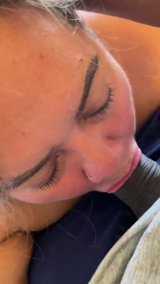Namora Minx: Seksi iri güzel kadın bir otelde sakso çekiyor