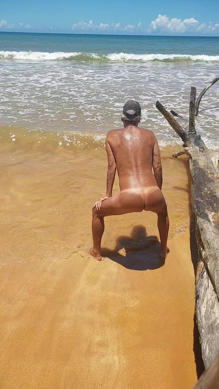 Ladysilvas: 裸体Ladysilva在海滩上炫耀她晒黑的热屁股与性感的标记