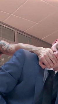 MENATPLAY - il bel Klein Kerr scopa analmente Ken Rodeo in ufficio