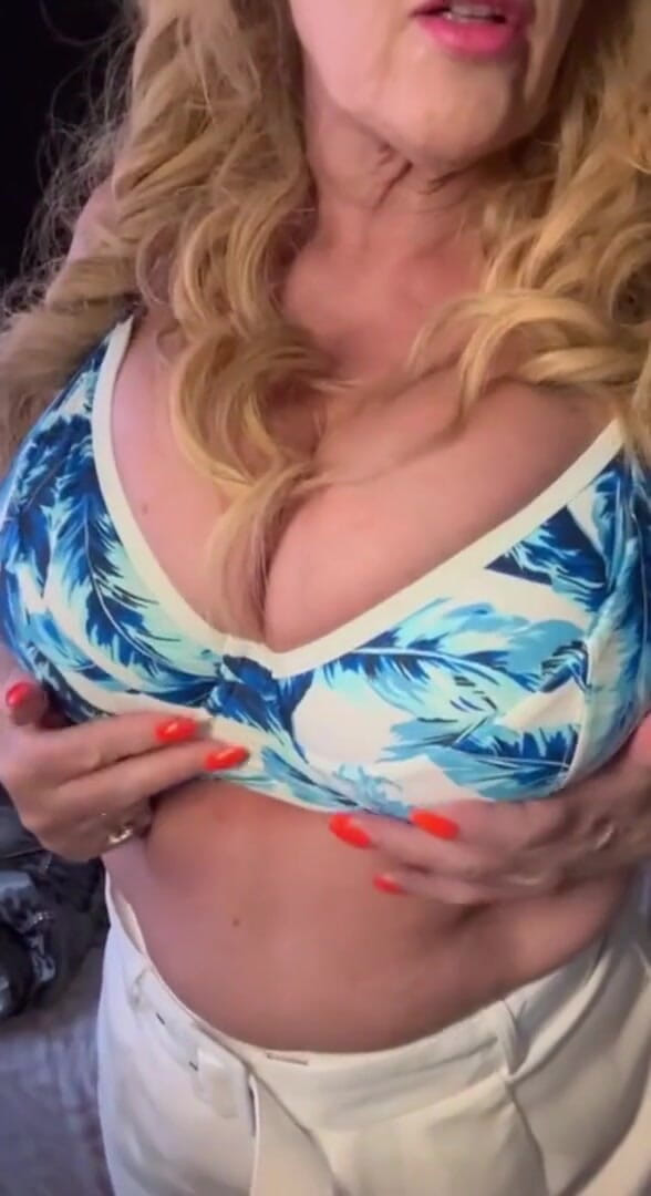 Wendy Leigh: GILF Wendy Gets Filthy