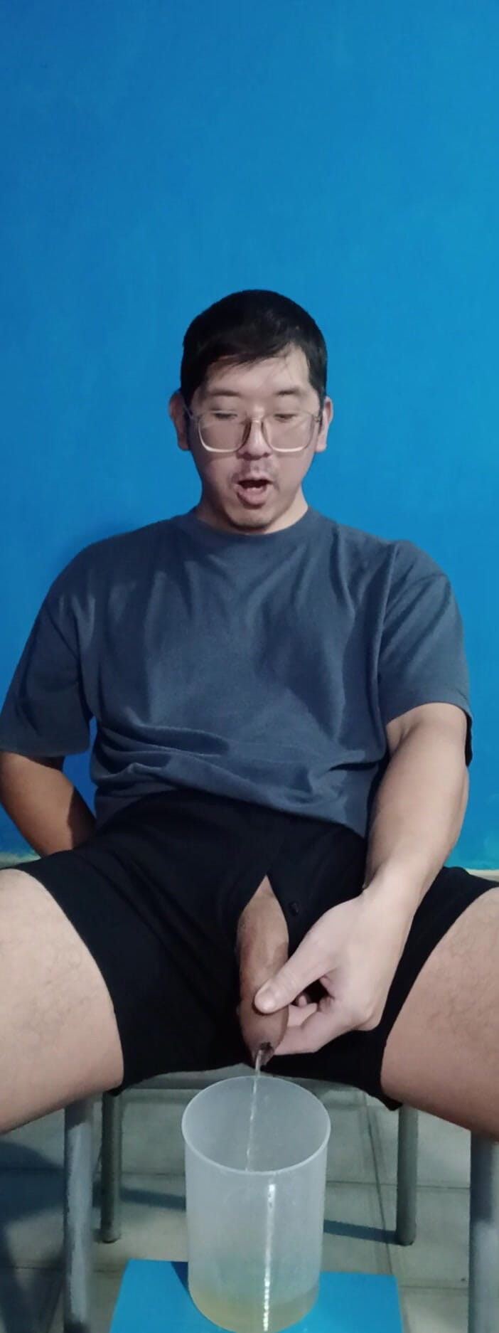 gyoenasianbigdick: Primeira Vez Fazendo Um Vídeo De Mijo