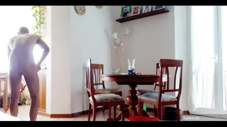 Boy jerking off: Îmi curăț casa 