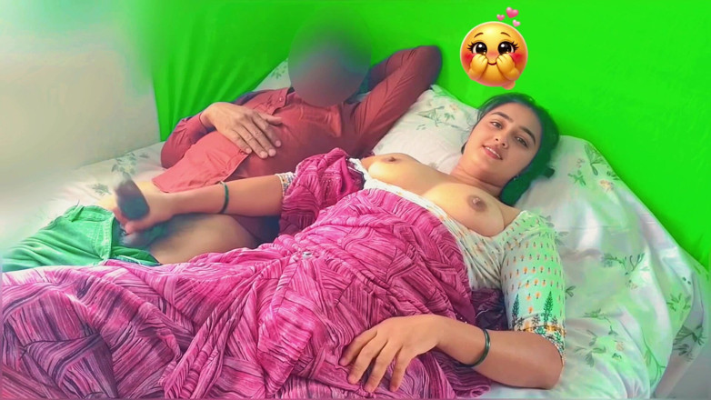 Fuckkkker: สาวอินเดียกําลังเล่าเรื่องเซ็กซี่ให้พี่เขยของเธอ จากนั้นพี่เขยก็เริ่มลูบหัวนมของสาวอินเดียและคู่หูเย็ดกันในเสียงภาษาฮินดี
