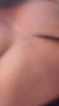 Je trémousse mon cul en me caressant la chatte