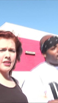 Pelirroja ultra puta disfruta tanto de la polla negra que ella lo folla ya en el coche