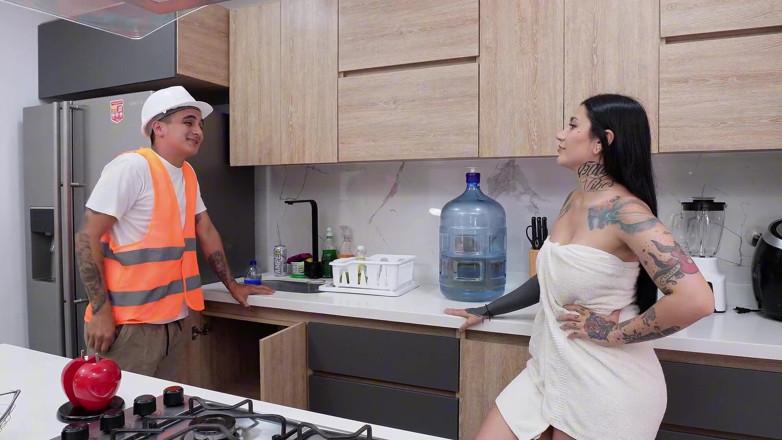 La Rola: Colombian Babe with Phenomenal Body La Rola Seduces Her Plumber...