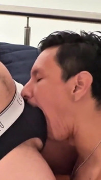 Šukání do krku ponížení paroháče šňupajícího ptáka