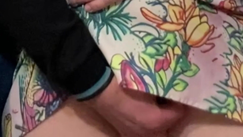 Niki studio: Total estranho esfregando buceta raspada no metrô