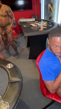 Twee Hete Vrouwen Nemen Het Op Tegen Een Kamer Vol Grote Zwarte Lul: Kenzi Fox & Bella Bare Gangbang