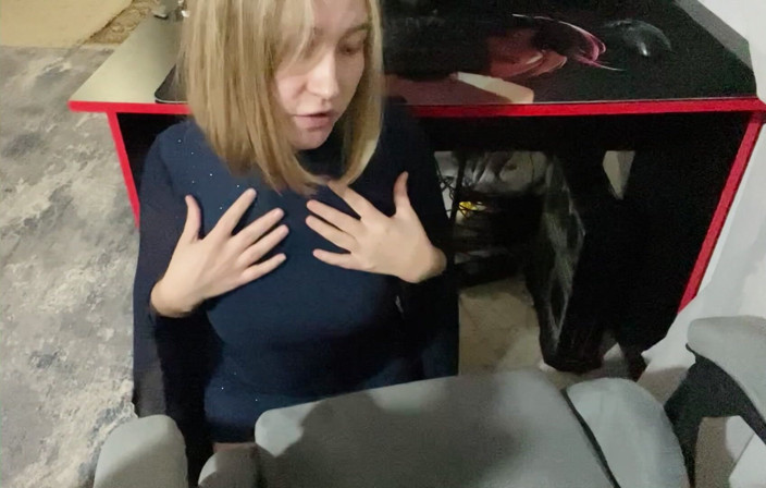Stacy_via: 비서가 상사에게 손을 주고 그의 (장면) 위에 뛰어들었다