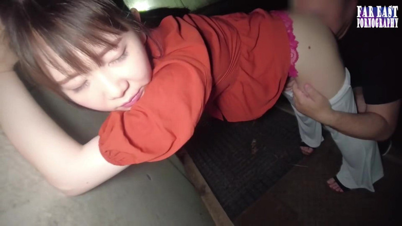 Far East pornography: 与第一次驱动不间断释放的户外桃子一起散步 第3部分