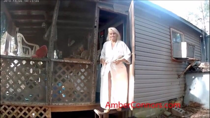 Amber Connors: J'adore faire pipi dehors