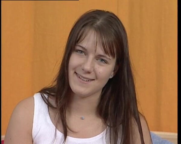YOUR FIRST PORN: Junge Nadin Rasiert Ihre Muschi Softclip Młody Nadin goli jej...
