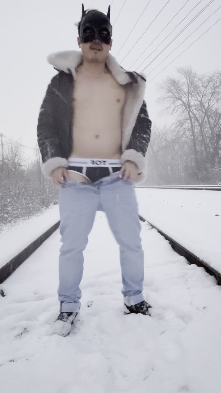 barenakedboy: Snowy track tease: pejantan berotot bugil, fleksibel, dan meledak di...