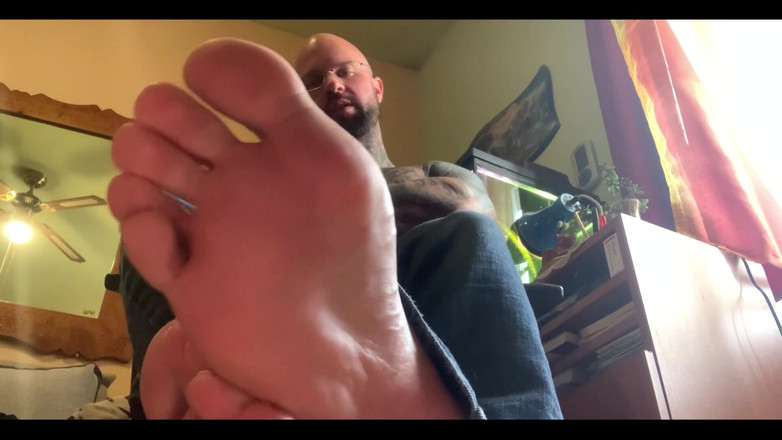 Jasons feet: 你像一个好小脚男一样在我脚下的地板上
