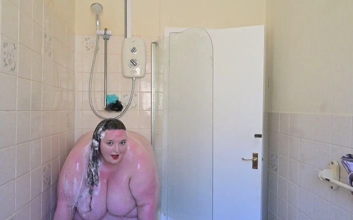 SSBBW Lady Brads: Déesse sous la douche