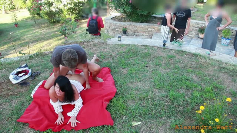 Alexandra Wett: Al aire libre extremo !! Follada gratis en el jardín botánico!