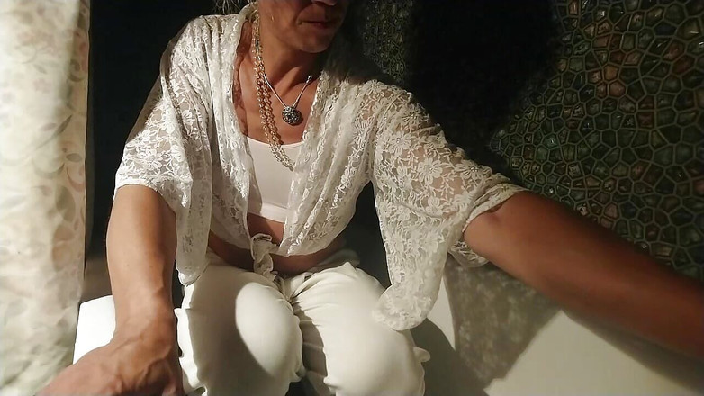 Alexa Cosmic: Nat in douche in witte kleren en ondergoed ...