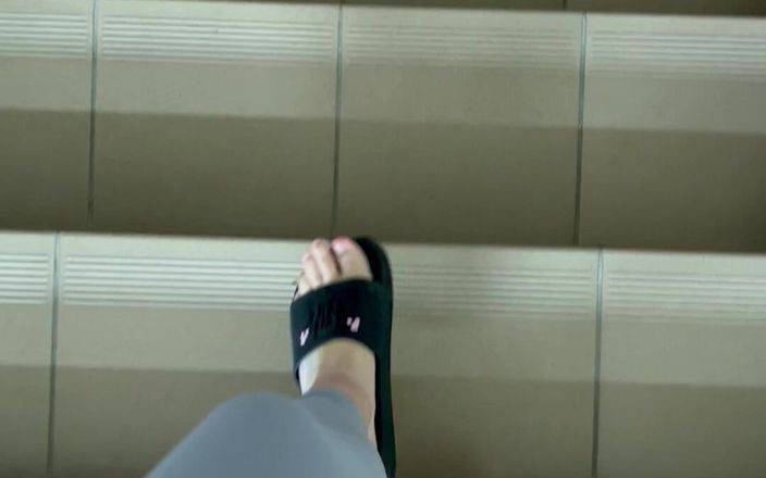 Feet: Punto di vista: il suono delle infradito quando cammina nei...