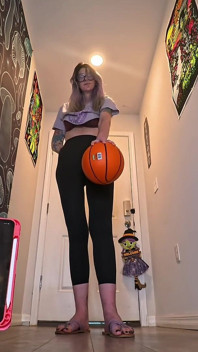 6'7 uzun boylu tanrıça tek elle basketbol meydan okuması bu büyük eller ne kadar domine edebilir?