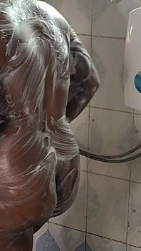 Masturbándose el coño en la sala de baño