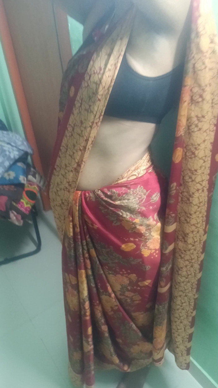 Inba: Romansa mesra-mesraan dosen perguruan tinggi Chennai saree di guest house