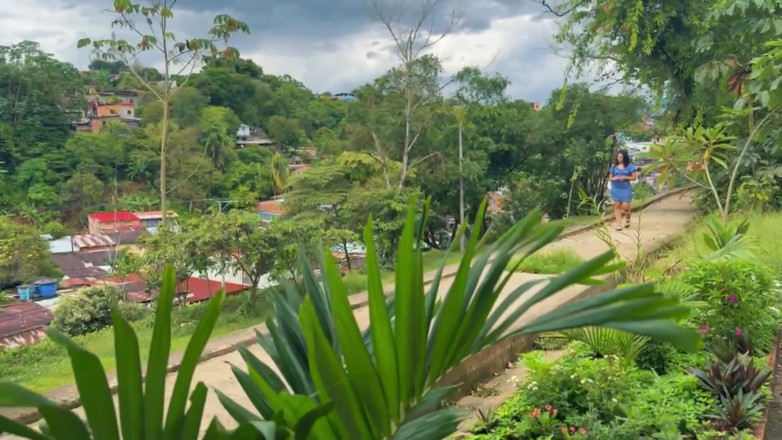 MeGanSxx: 3명의 뜨거운 라티나 여성이 낯선 사람과 성관계를 가졌다.