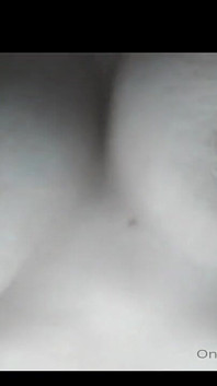 Tetas pequeñas bajo el sol de la mañana Es temprano en la mañana y la iluminación es excelente! Solo mostrando mis pequeñas tetas para ti. No hablar