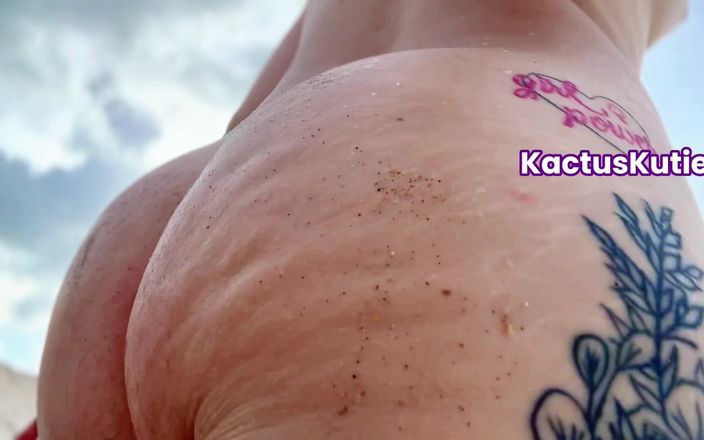 Kactus kutie: Hårig flicka går på nakenstranden