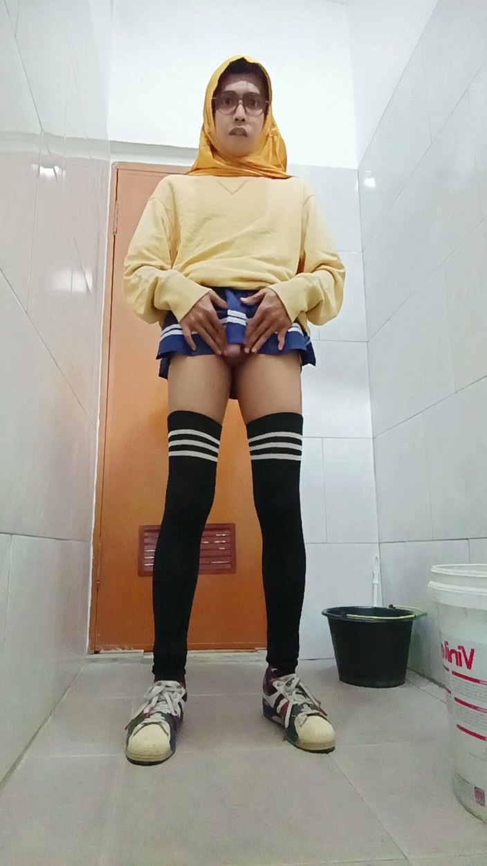 MaureenNadh: Hidżab Asian Femboy Public masturbuje się w toalecie biurowej