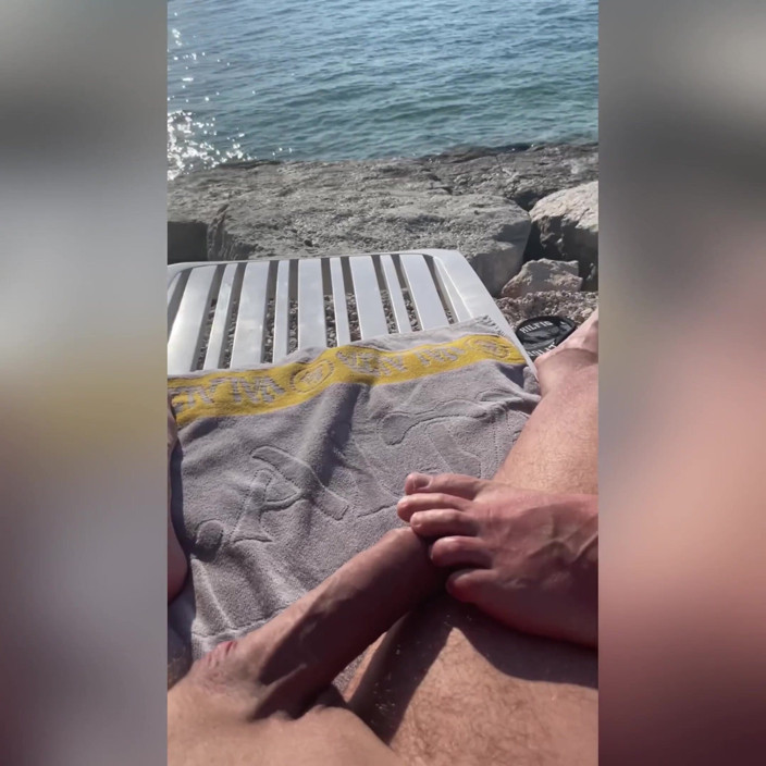 Spuirtcouplexxxx: Heißes fittes mädchen squirtet am strand von Valalta, Punta Kriz,...