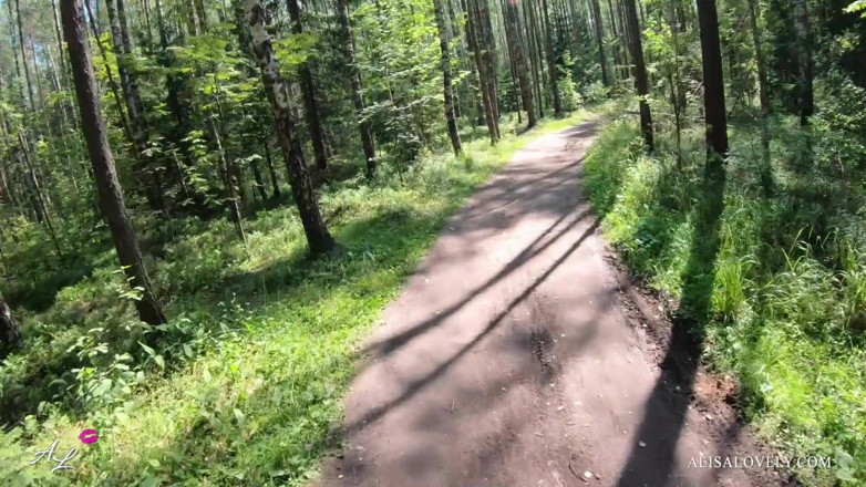Alisa Lovely: Jízda na kole a kouření v lese! Co by mohlo...