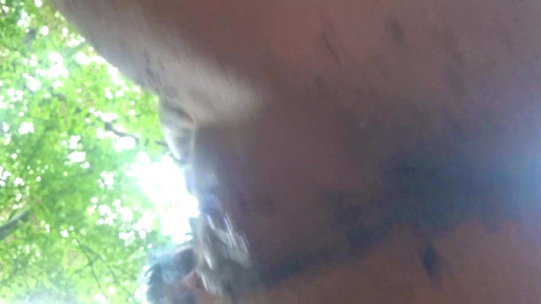 Mania Pigmilk: Vuil poesje in het bos extreme close-up